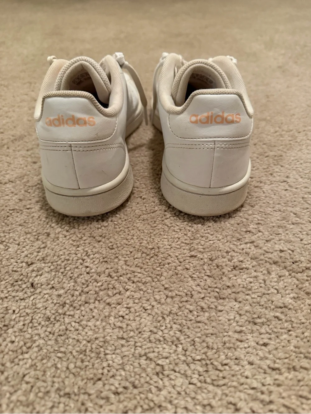 White adidas Advantage casual sneakers featuring perforated three stripes 7.5